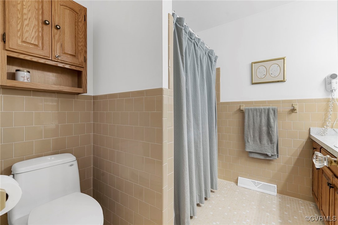 1386 Page Road Midlothian, VA 23113 - Photo 25 of 48 Full hall bath