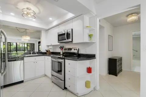 $225,000 | 5121 Oakhill Lane, Unit 412, Delray Beach, FL 33484