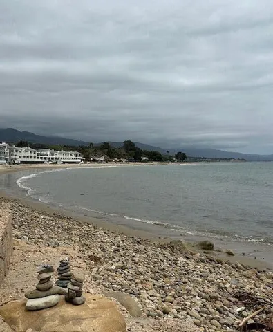 a picture of a bench in front of a wall
