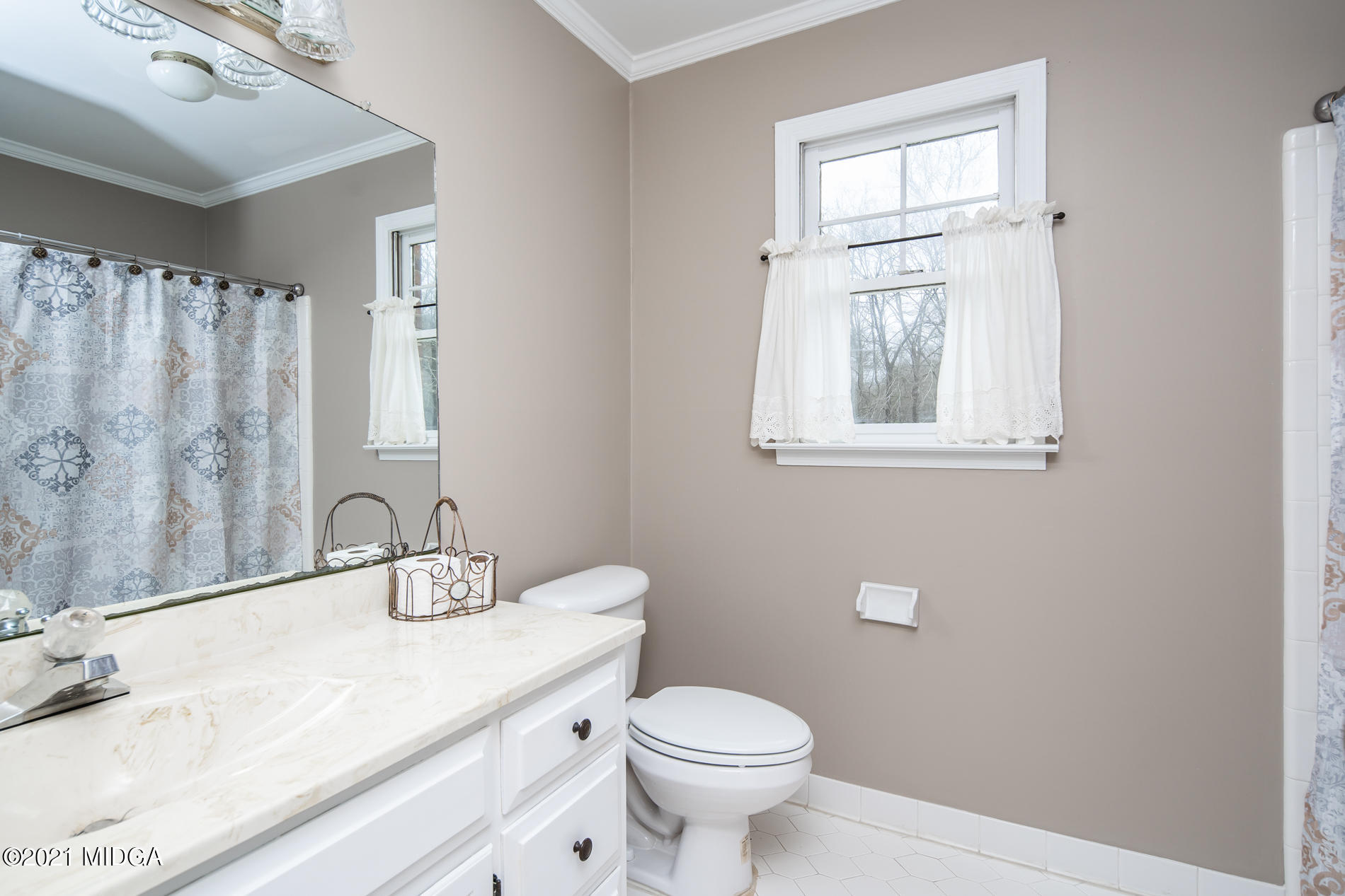 155 Castlegate Road Macon, GA 31210 - Photo 27 of 34 a bathroom with a sink a toilet and shower