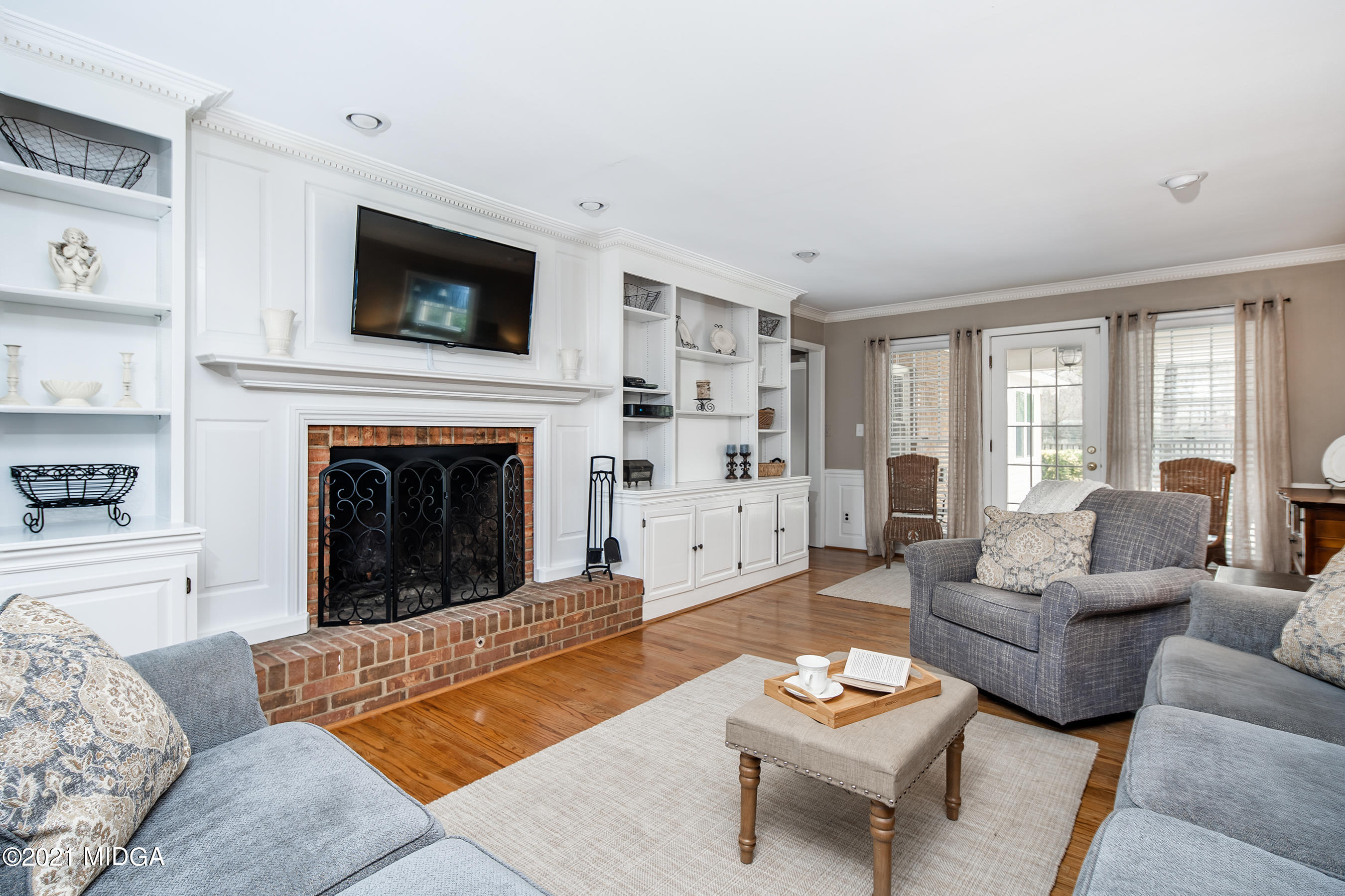 155 Castlegate Road Macon, GA 31210 - Photo 6 of 34 a living room with furniture and a fireplace