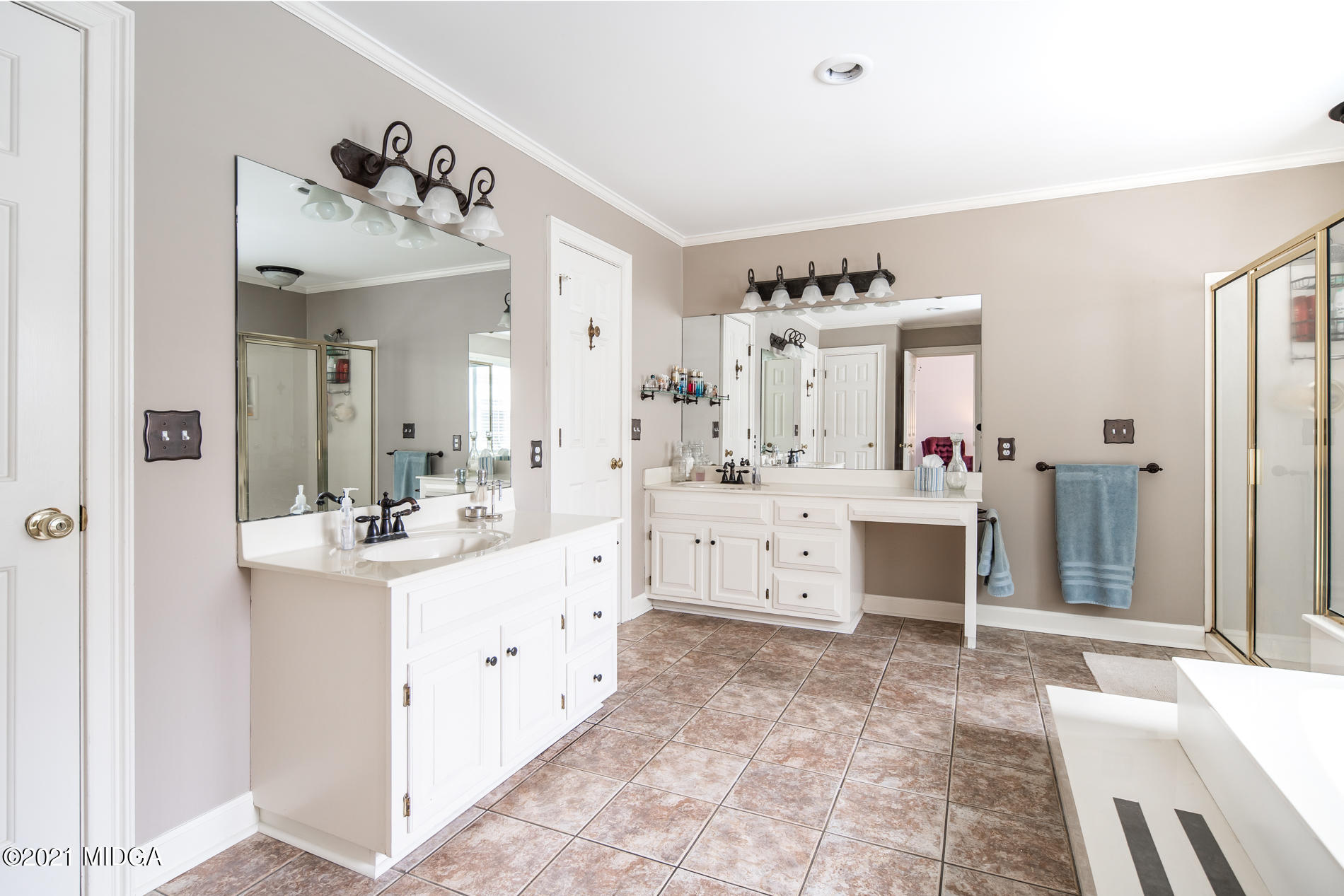 155 Castlegate Road Macon, GA 31210 - Photo 9 of 34 a spacious bathroom with a double vanity sink mirror and bathtub