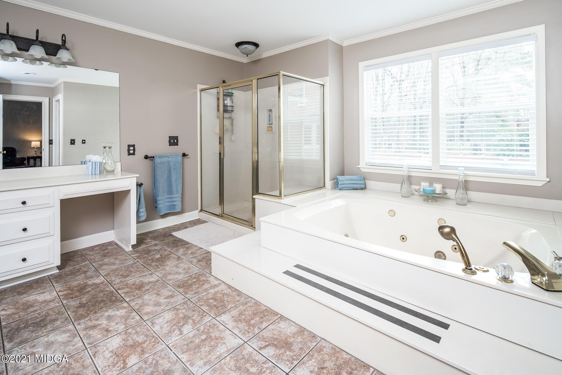 155 Castlegate Road Macon, GA 31210 - Photo 10 of 34 a spacious bathroom with a tub sink and mirror