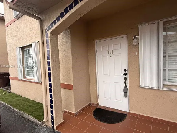 $2,600 | 3262 West 70th Street, Unit 101, Hialeah, FL 33018
