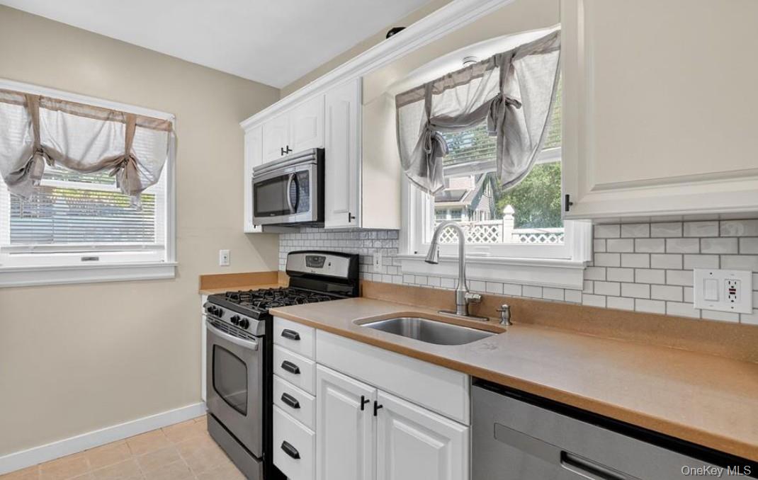 34 Ridge Road Croton-on-Hudson, NY 10520 - Photo 16 of 35 Not one but two Kitchen windows!