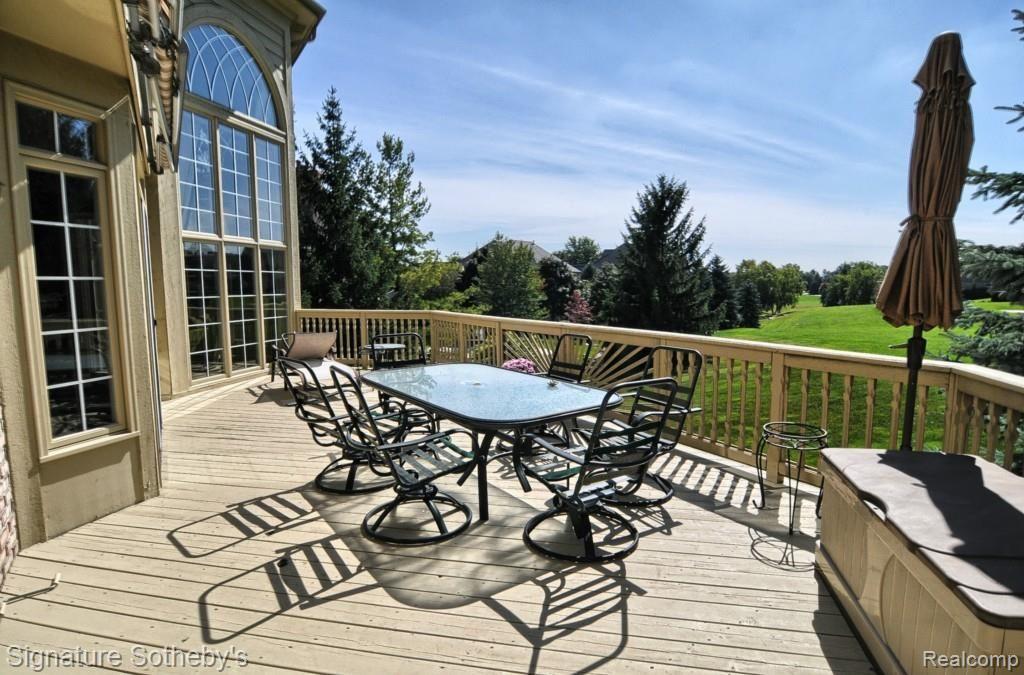 5645 Murfield Drive Rochester, MI 48306 - Photo 14 of 32 Deck.jpg
