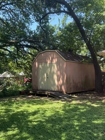 a view of a backyard