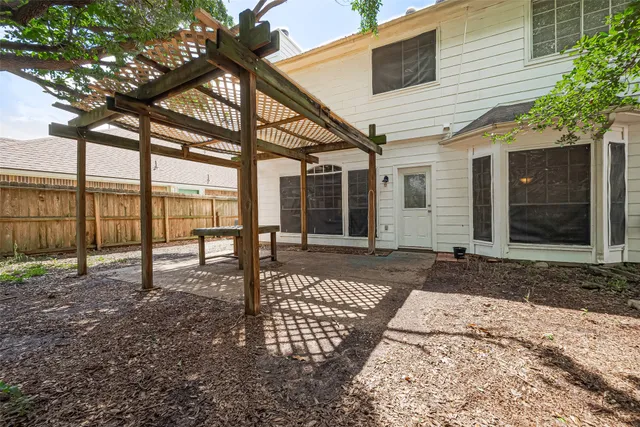 a view of a house with backyard and sitting area