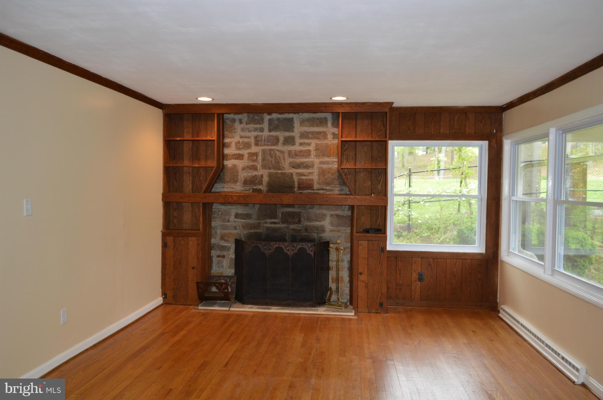 6802 Glenkirk Road Baltimore, MD 21239 - Photo 5 of 29 Living Room