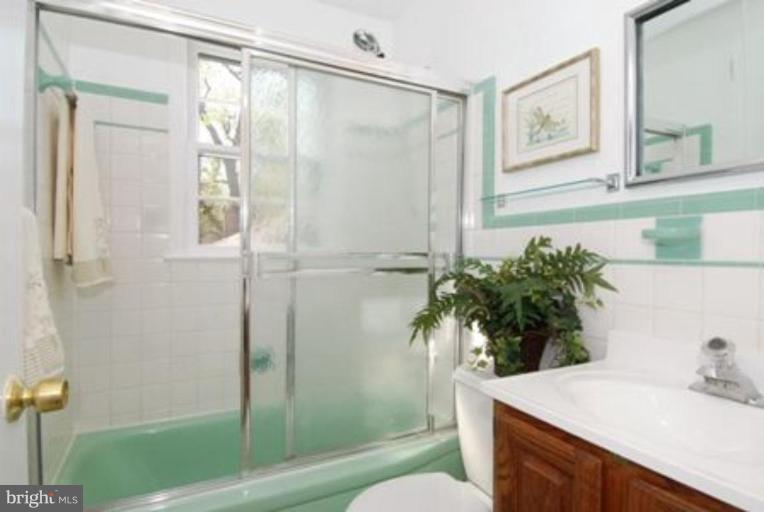 1713 Black Oak Lane Silver Spring, MD 20910 - Photo 4 of 9 Bath #1