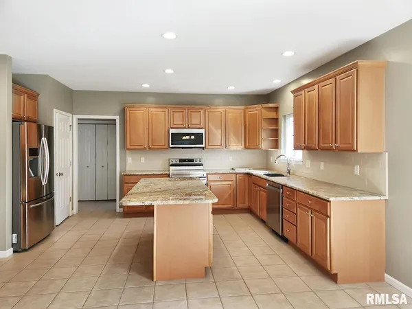 $445,000 | 7014 North Bradford Place, Peoria, IL 61614