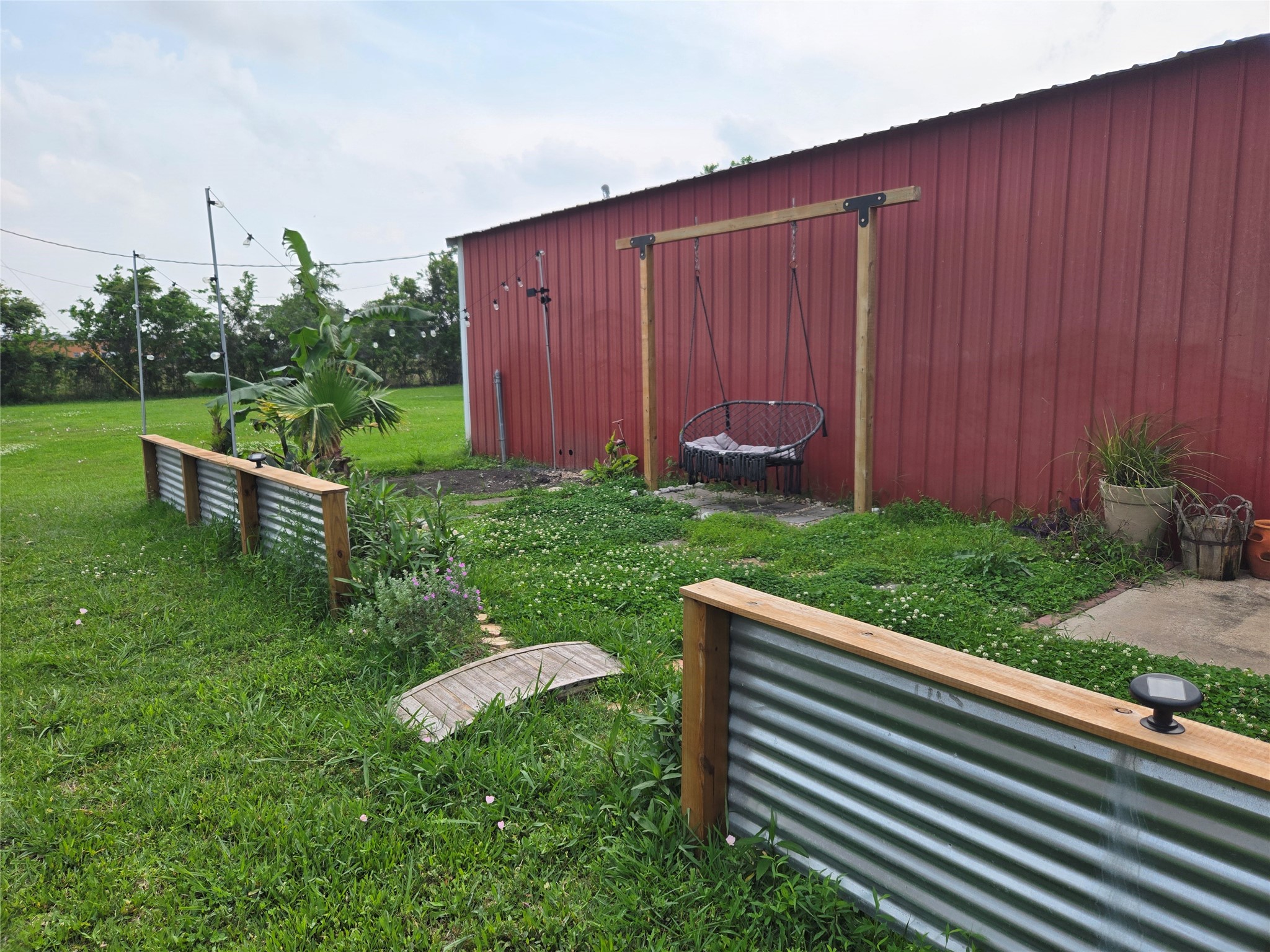 18010 County Road 48 Rosharon, TX 77583 - Photo 5 of 13 a view of a backyard with plants