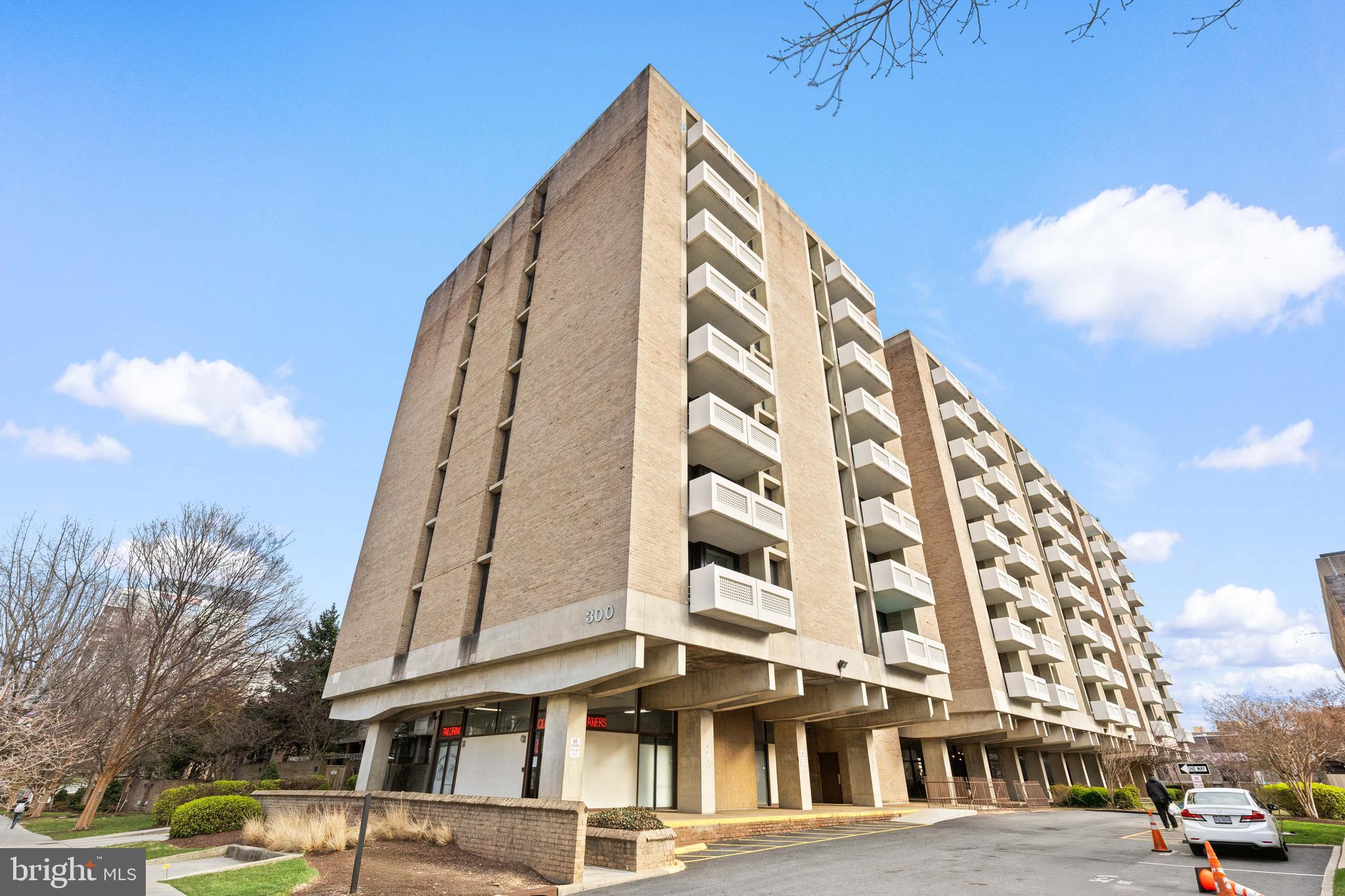 300 M Street Southwest, Unit N808 Washington, DC 20024 - Photo 34 of 36 a view of a tall building