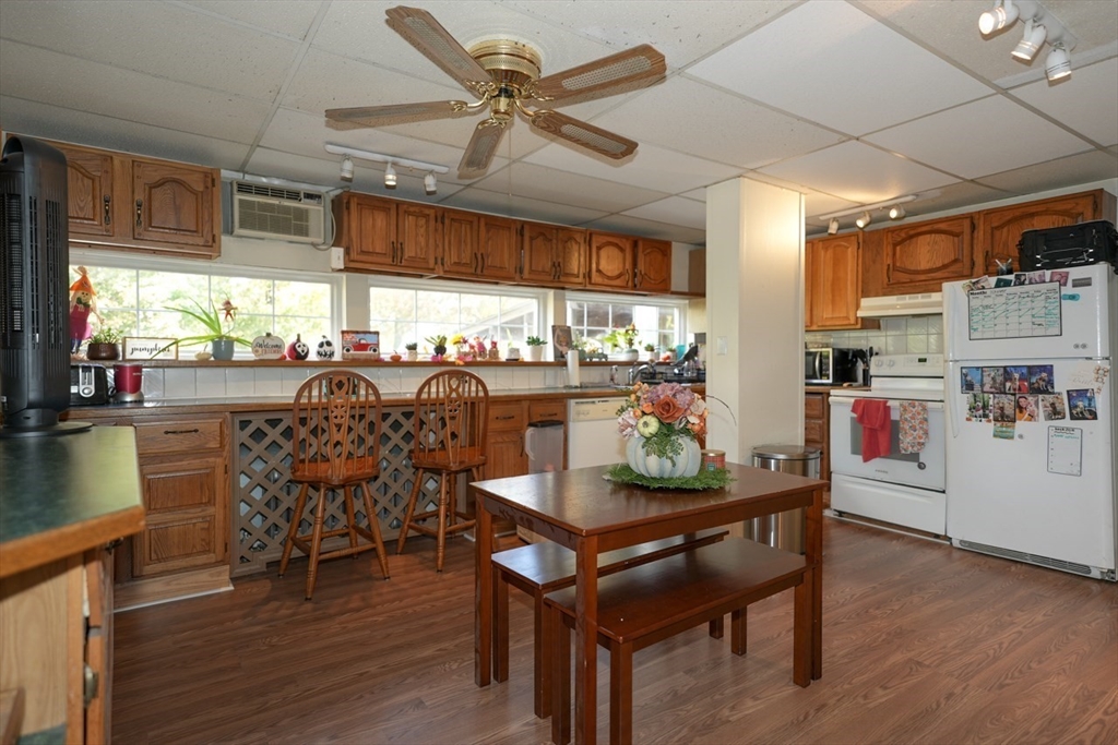 194 Norfolk Street Worcester, MA 01604 - Photo 6 of 31