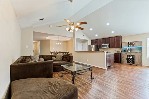 $300,000 | 407 Corydon Drive, Houston, TX 77336