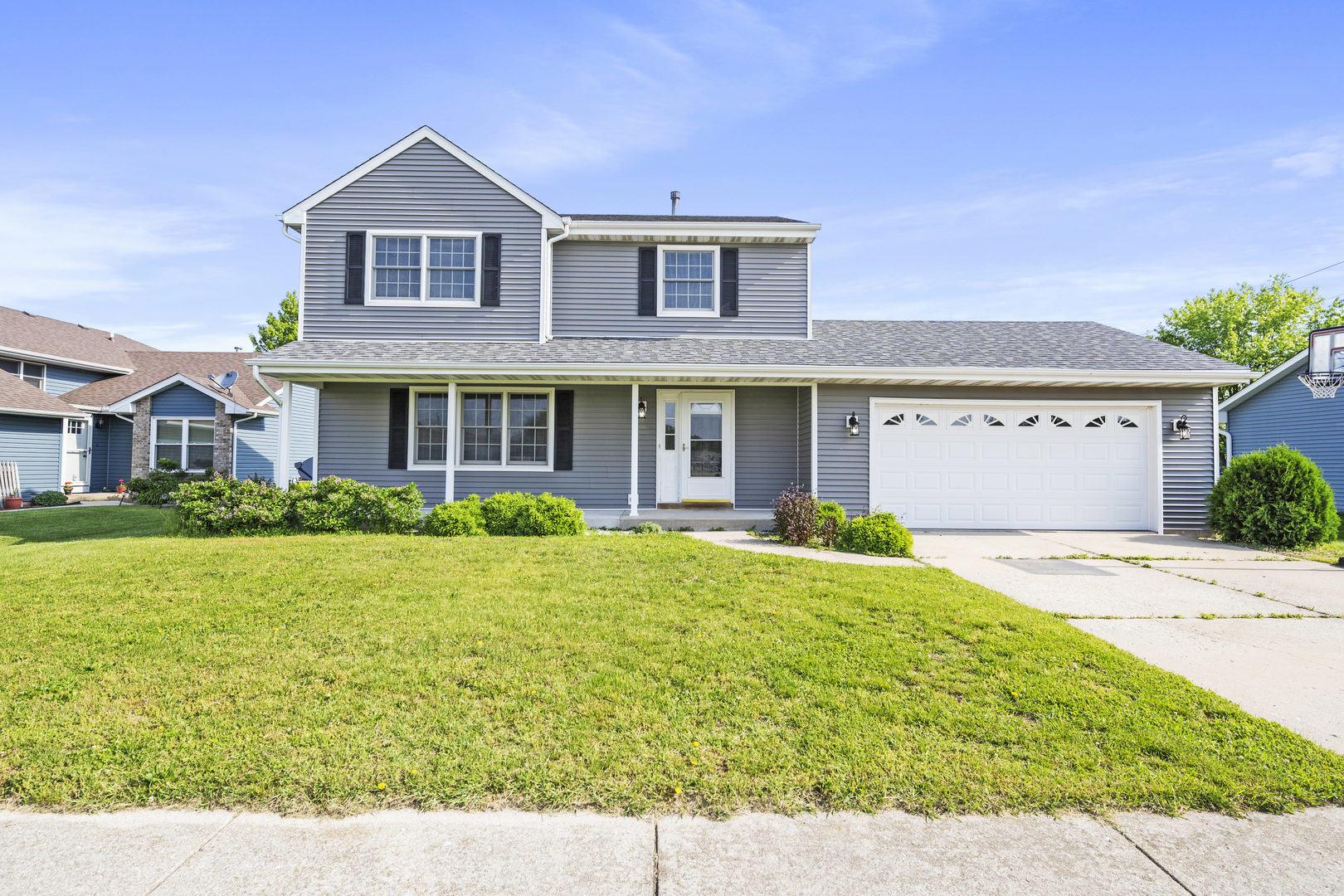 522 Hunters Run Coal City, IL 60416 - Photo 1 of 24 a front view of a house with a yard