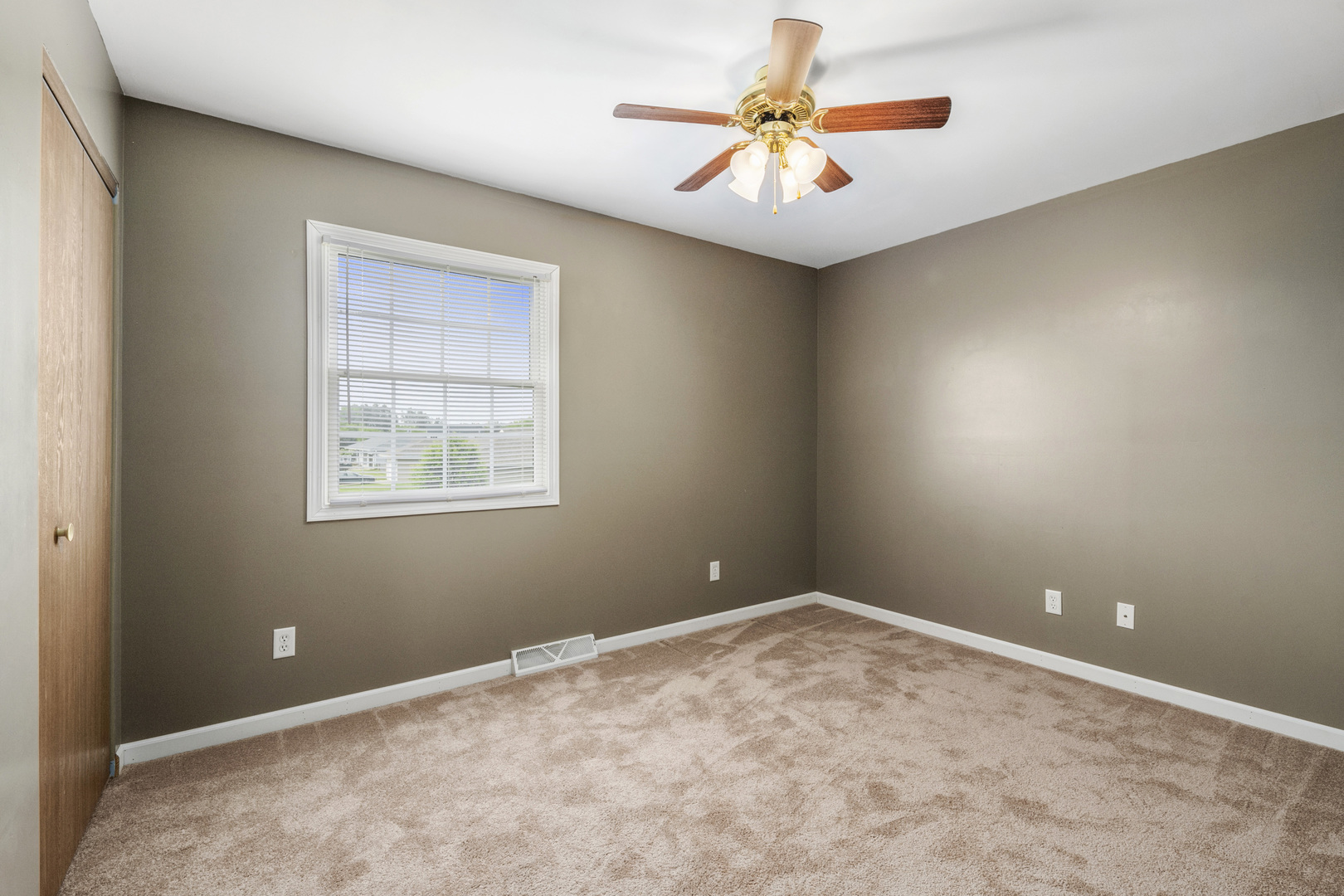 522 Hunters Run Coal City, IL 60416 - Photo 14 of 24 an empty room with a fan and a window
