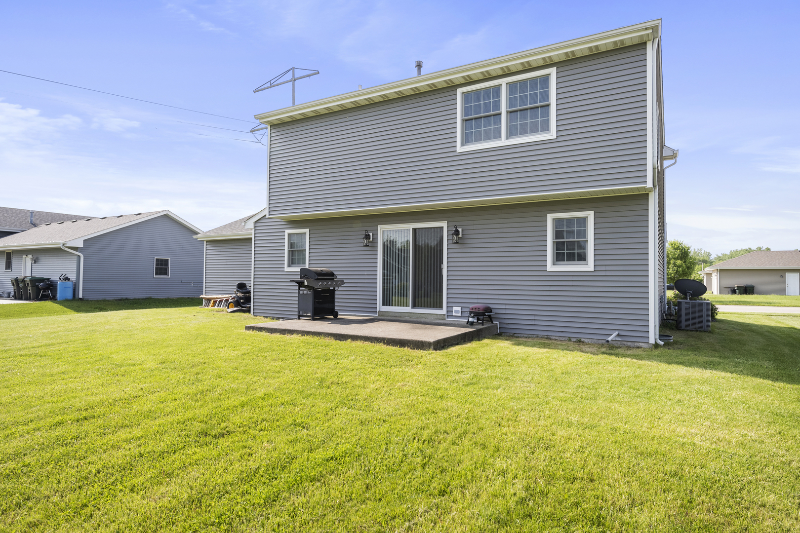 522 Hunters Run Coal City, IL 60416 - Photo 21 of 24 a view of a house with swimming pool and a yard