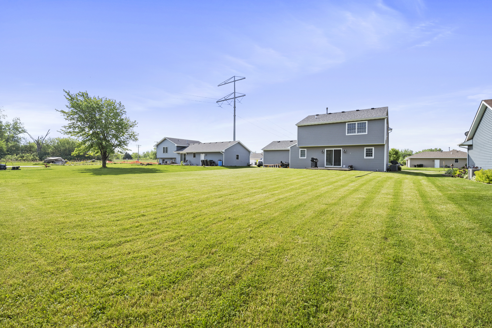522 Hunters Run Coal City, IL 60416 - Photo 22 of 24 a view of a swimming pool with an ocean view