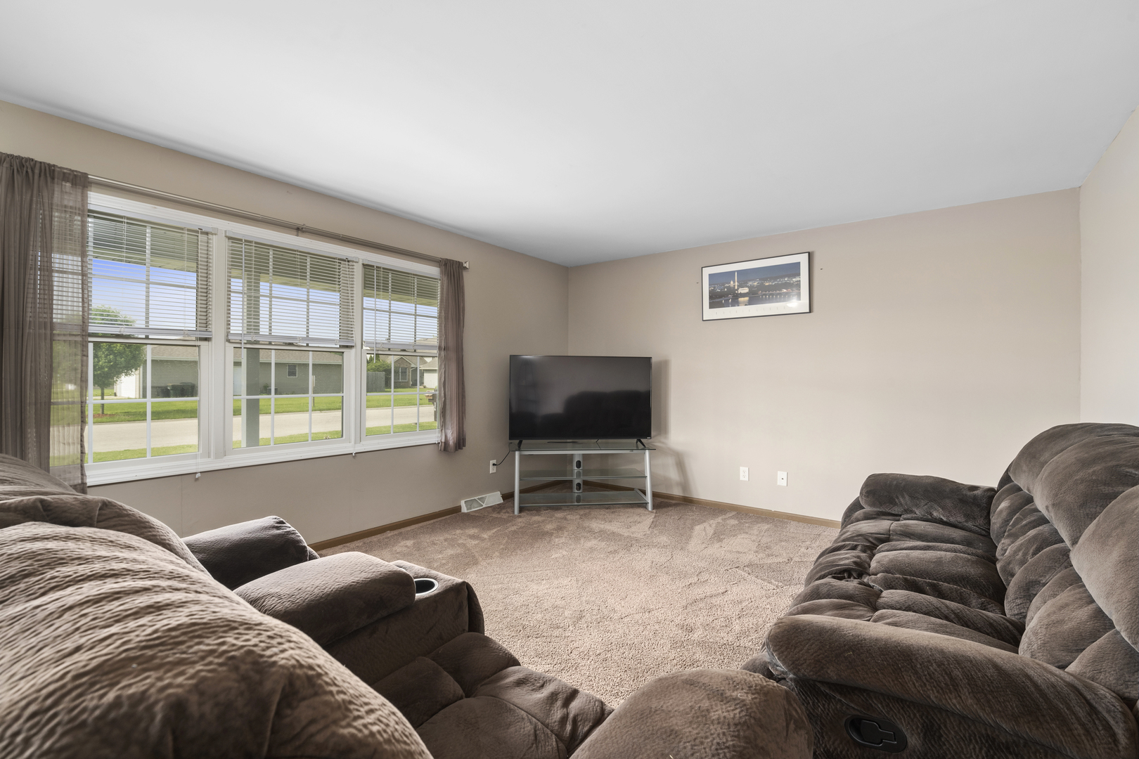 522 Hunters Run Coal City, IL 60416 - Photo 4 of 24 a living room with furniture and a flat screen tv