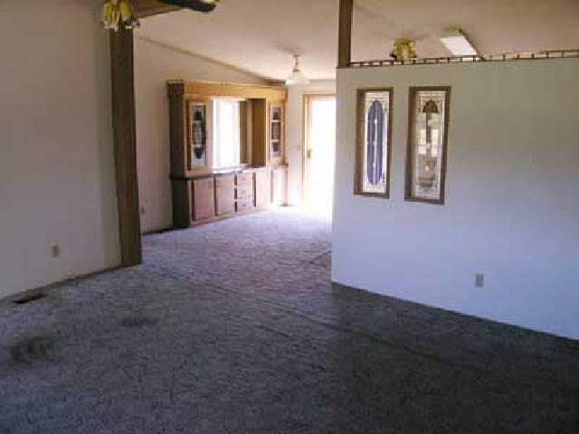 3153 Beaudry Road Moxee, WA 98936 - Photo 4 of 8 en empty room with windows