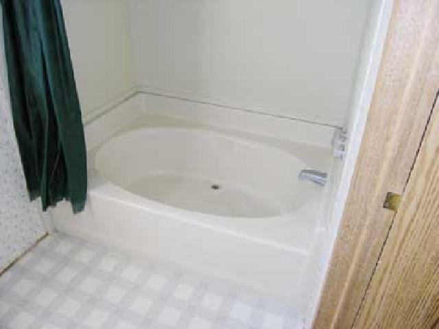 3153 Beaudry Road Moxee, WA 98936 - Photo 6 of 8 a bathroom with a bathtub