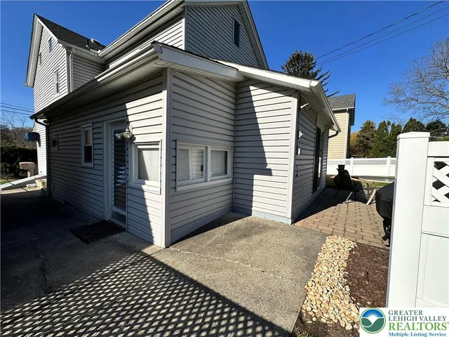 a view of a house with a backyard