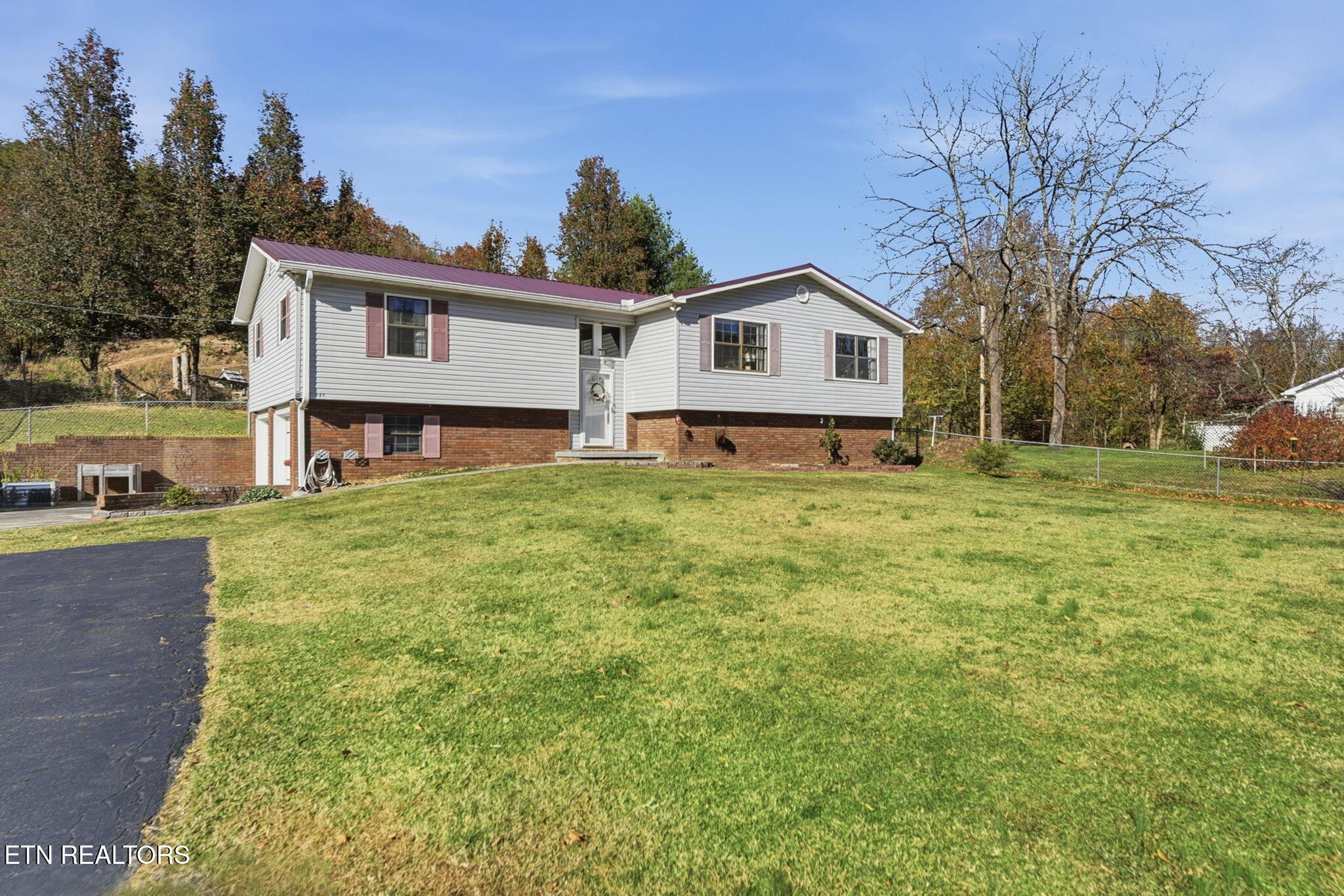 148 Batley Loop Road Clinton, TN 37716 - Photo 2 of 30 a front view of house with yard