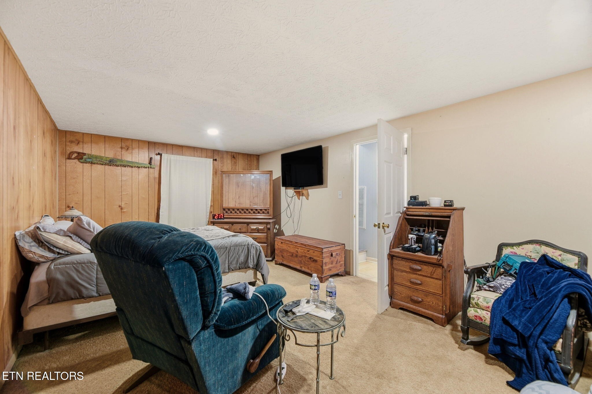 148 Batley Loop Road Clinton, TN 37716 - Photo 23 of 30 a living room with furniture