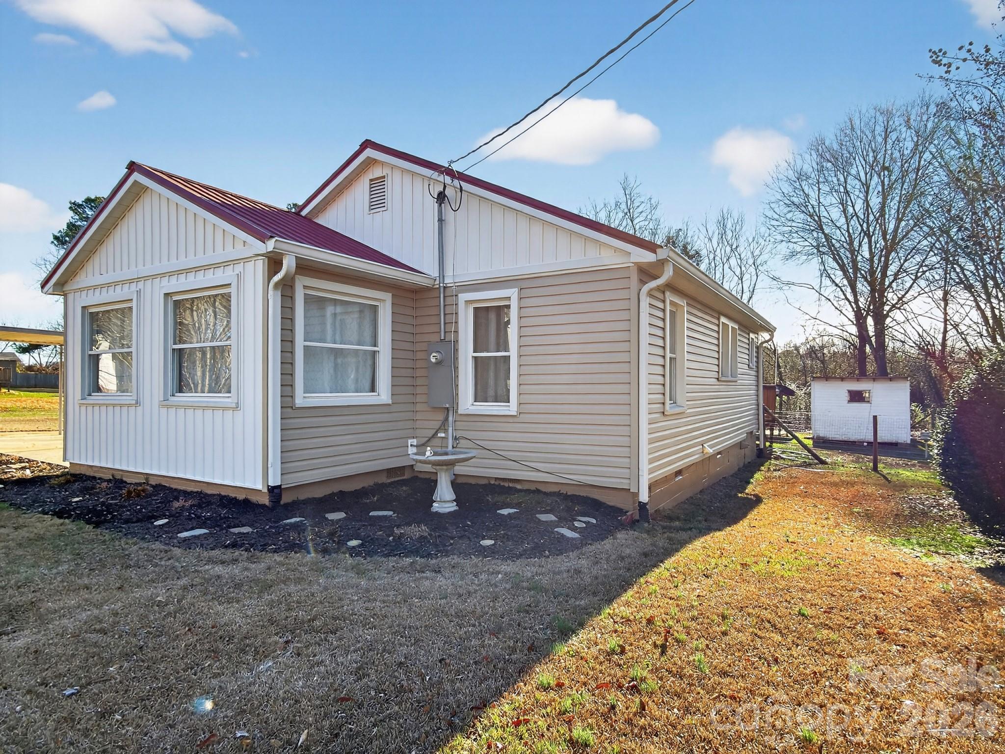 a view of a house with a yard