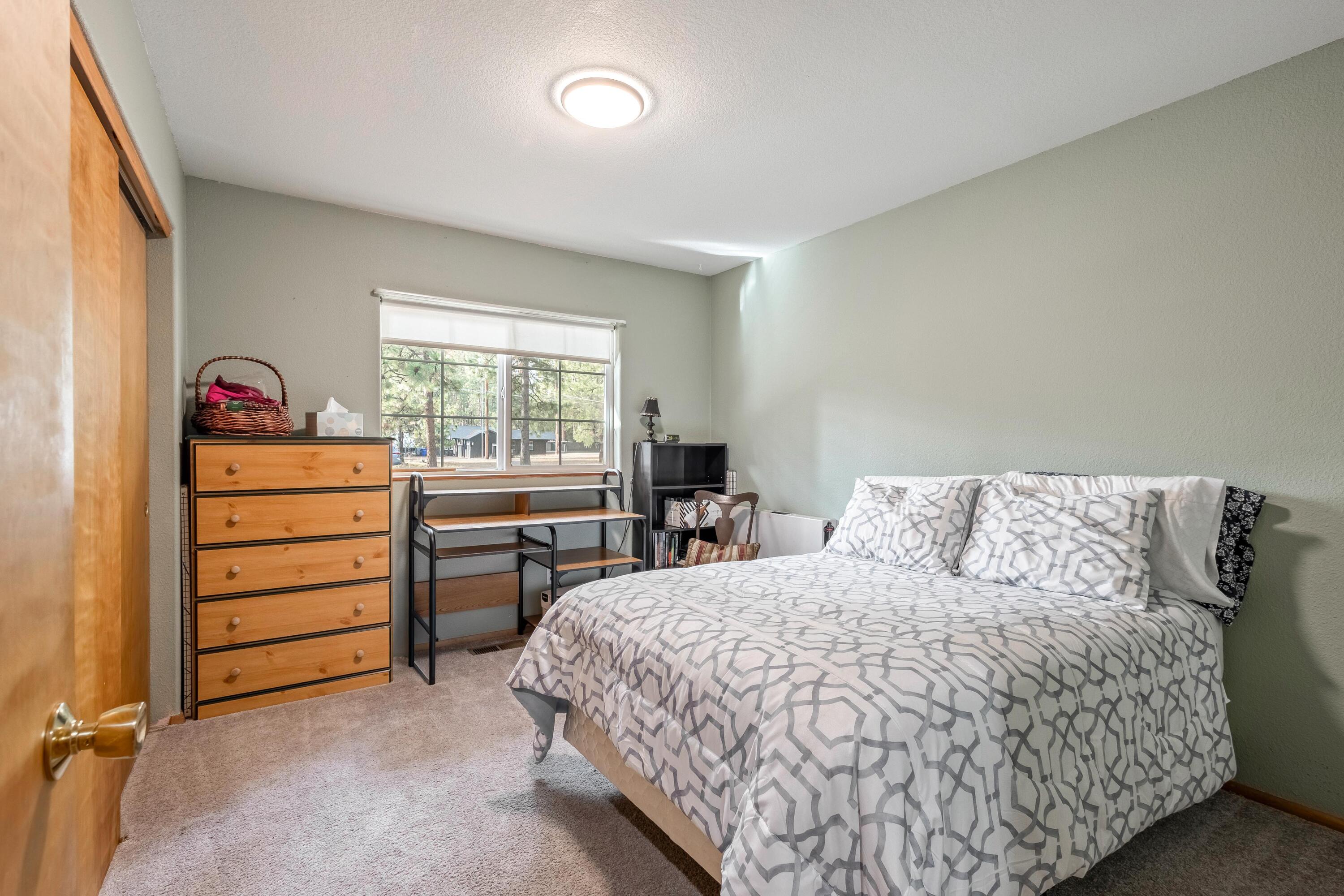 18900 Tuscarora Lane Bend, OR 97702 - Photo 8 of 20 a bedroom with a bed and a dresser