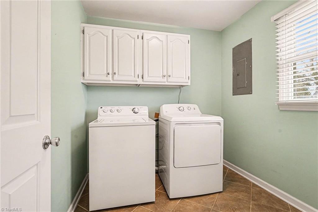 3908 Sandlewood Road High Point, NC 27265 - Photo 18 of 29