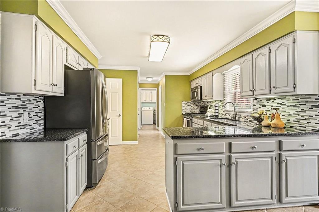 3908 Sandlewood Road High Point, NC 27265 - Photo 7 of 29