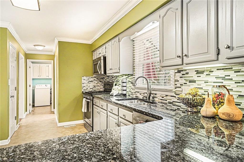 3908 Sandlewood Road High Point, NC 27265 - Photo 8 of 29