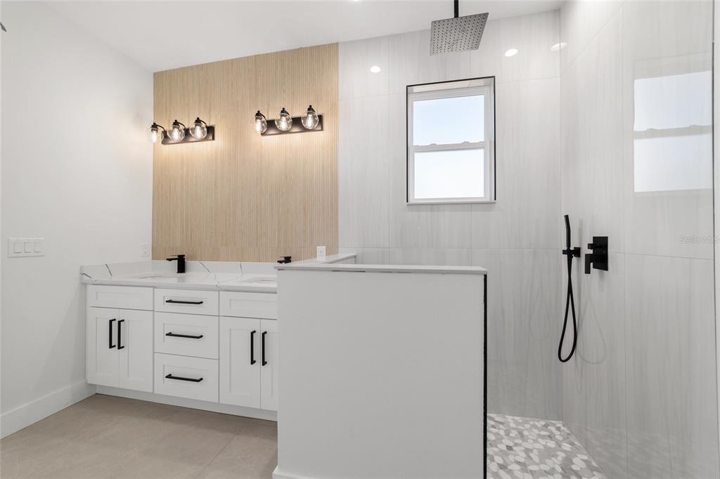 9580 Southwest 44th Avenue Ocala, FL 34476 - Photo 34 of 55 a bathroom with a bathtub sink vanity and mirror