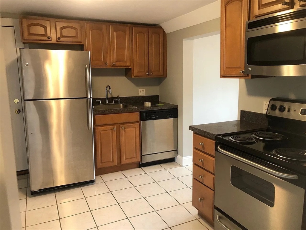 6 R Salem Street, Unit 5 Woburn, MA 01801 - Photo 3 of 9