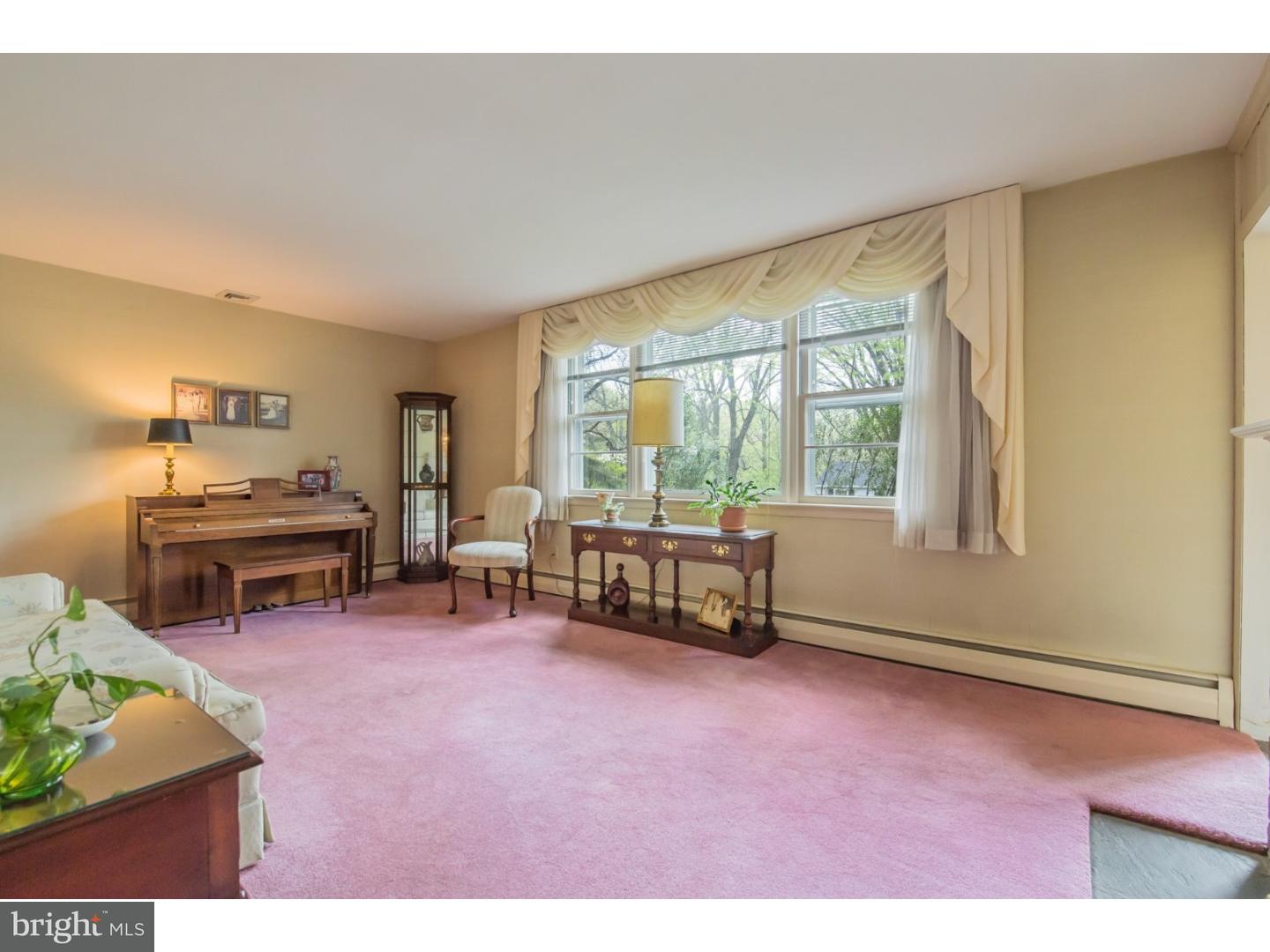 135 Dayleview Road Berwyn, PA 19312 - Photo 8 of 25 Living Room