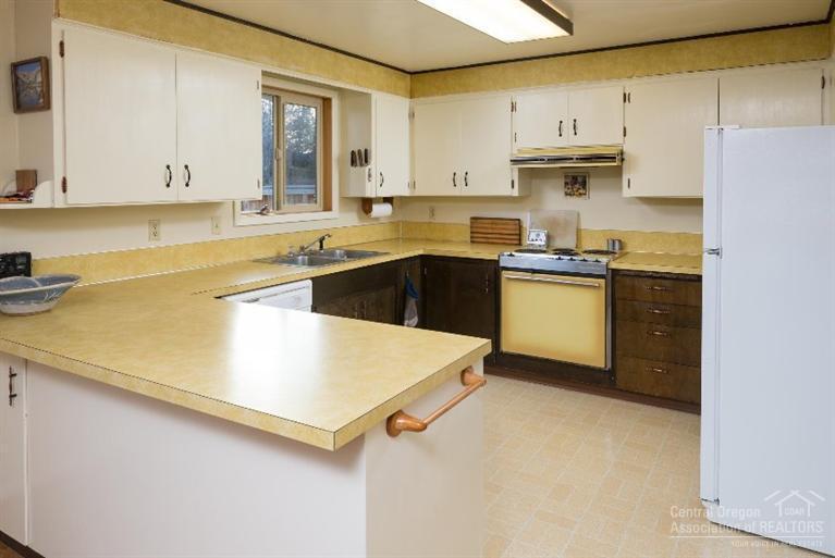 61839 Dobbin Road Bend, OR 97702 - Photo 8 of 23 a kitchen with kitchen island a sink a stove and refrigerator