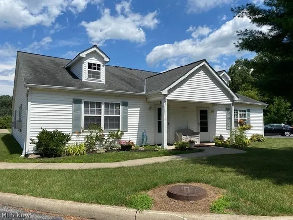 $975 | 104 C Fairways Drive, Unit 104C, Chardon, OH 44024