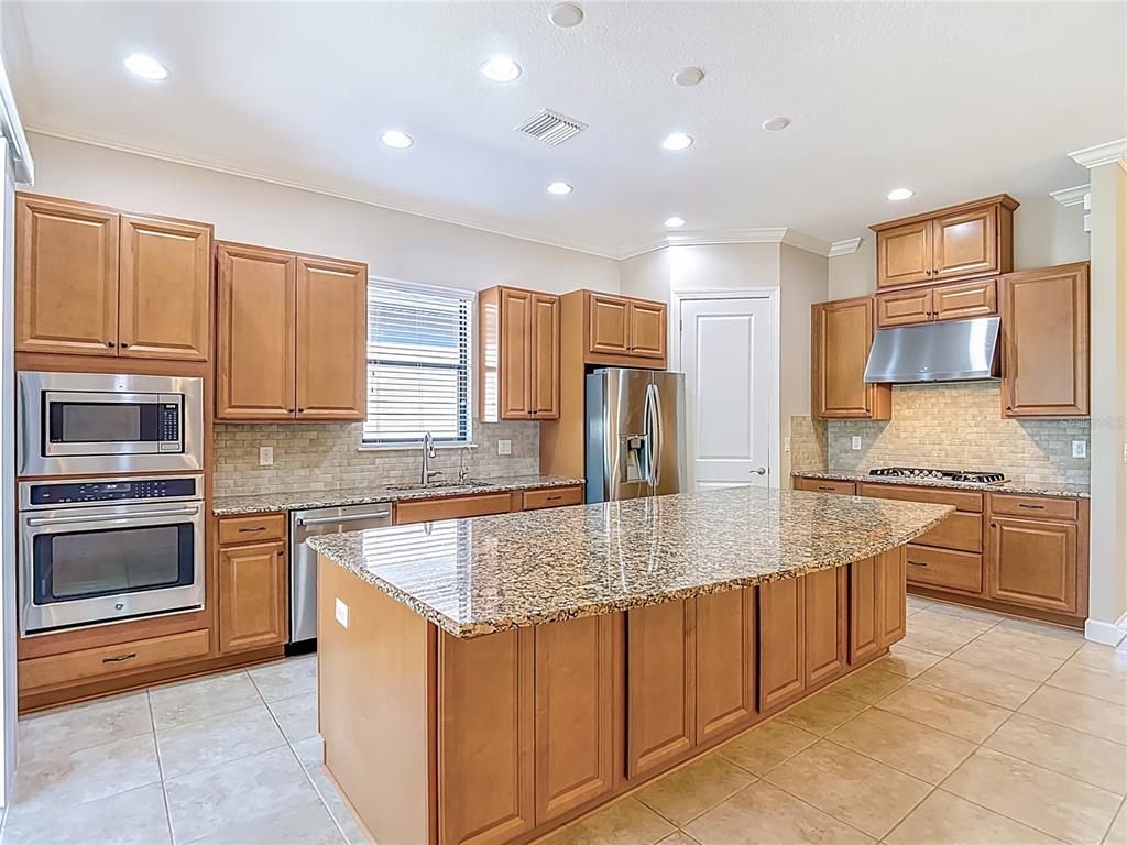 8613 Grand Alberato Road Tampa, FL 33647 - Photo 4 of 56