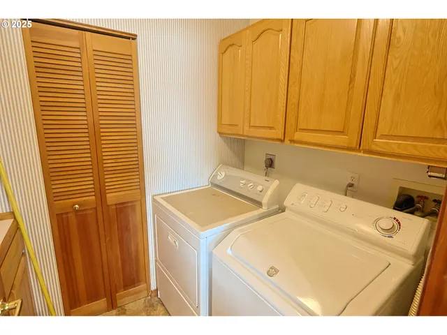 $950,000 | 1368 Bayview Avenue, North Bend, OR 97459