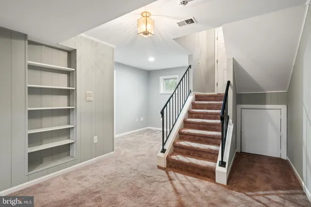 a view of a livingroom with a workspace