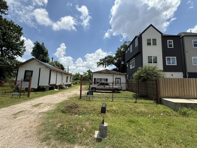 5906 Weathersby Street Houston, TX 77091 - Photo 3 of 14