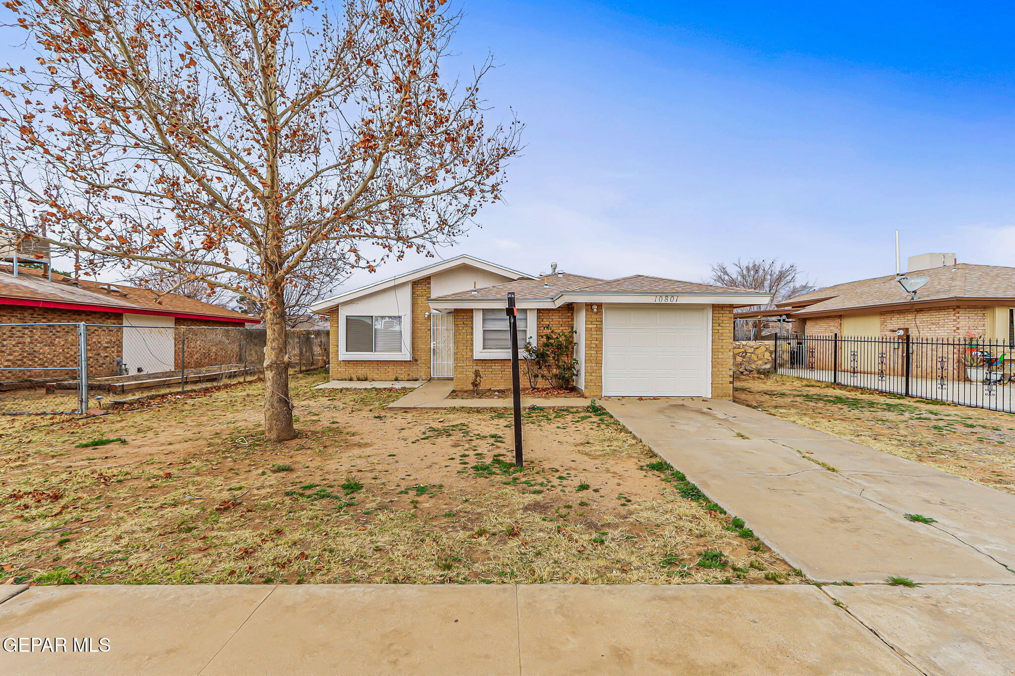a view of a yard in front of a house