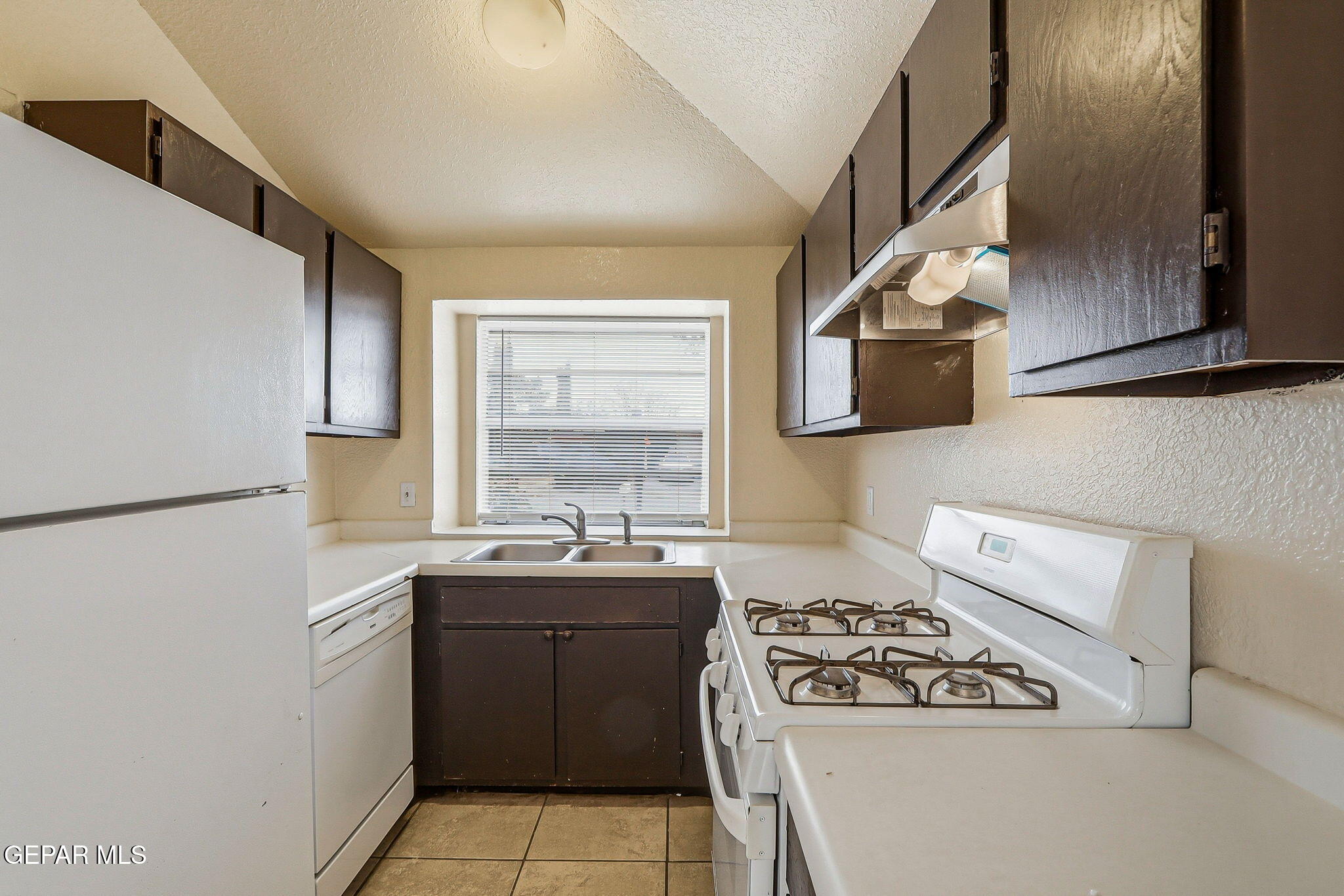 10801 Rhyolite Drive El Paso, TX 79924 - Photo 9 of 23 a kitchen with a sink stove and refrigerator