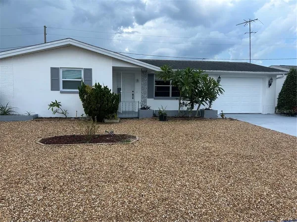 a view of a house with backyard and garden