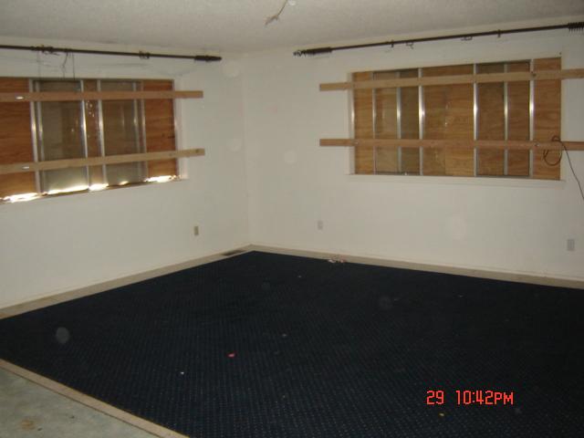 1260 West Wapato Road Wapato, WA 98951 - Photo 8 of 27 a view of empty room with windows