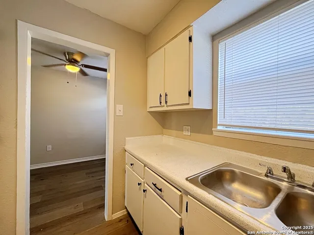 $895 | 2802 Lasses Boulevard, Unit 13, San Antonio, TX 78223