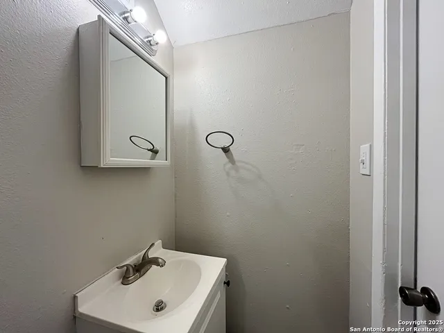 $925 | 2802 Lasses Boulevard, Unit 13, San Antonio, TX 78223