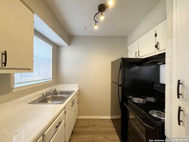 $895 | 2802 Lasses Boulevard, Unit 13, San Antonio, TX 78223